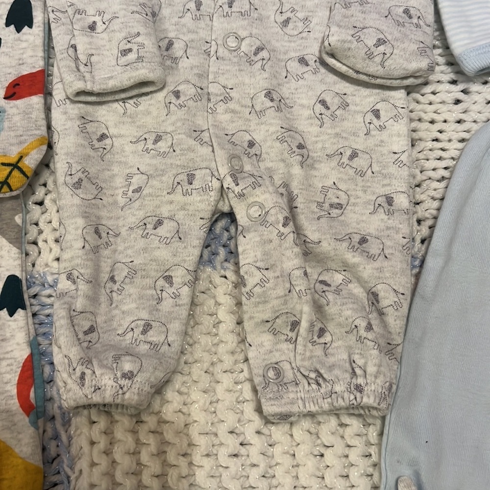 3 preemie outfits,Carters, dinosaurs, baby elephants, & giraffe - cute fabric👼 - Picture 5 of 13